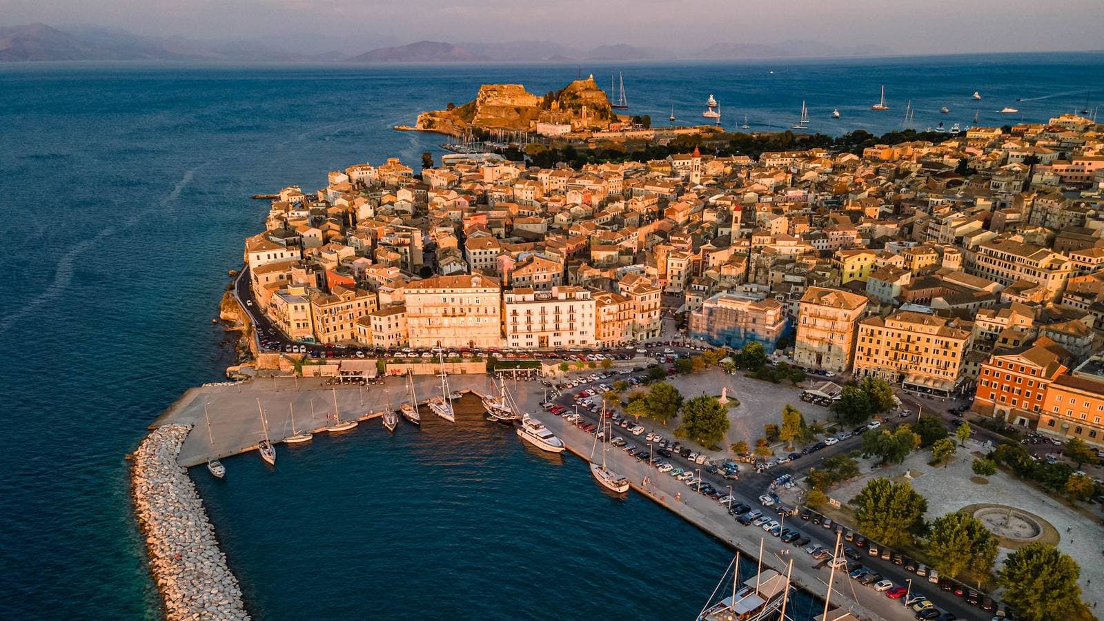Foto 5 von 17: Mouragia Loft - Waterfront Old Corfu Town