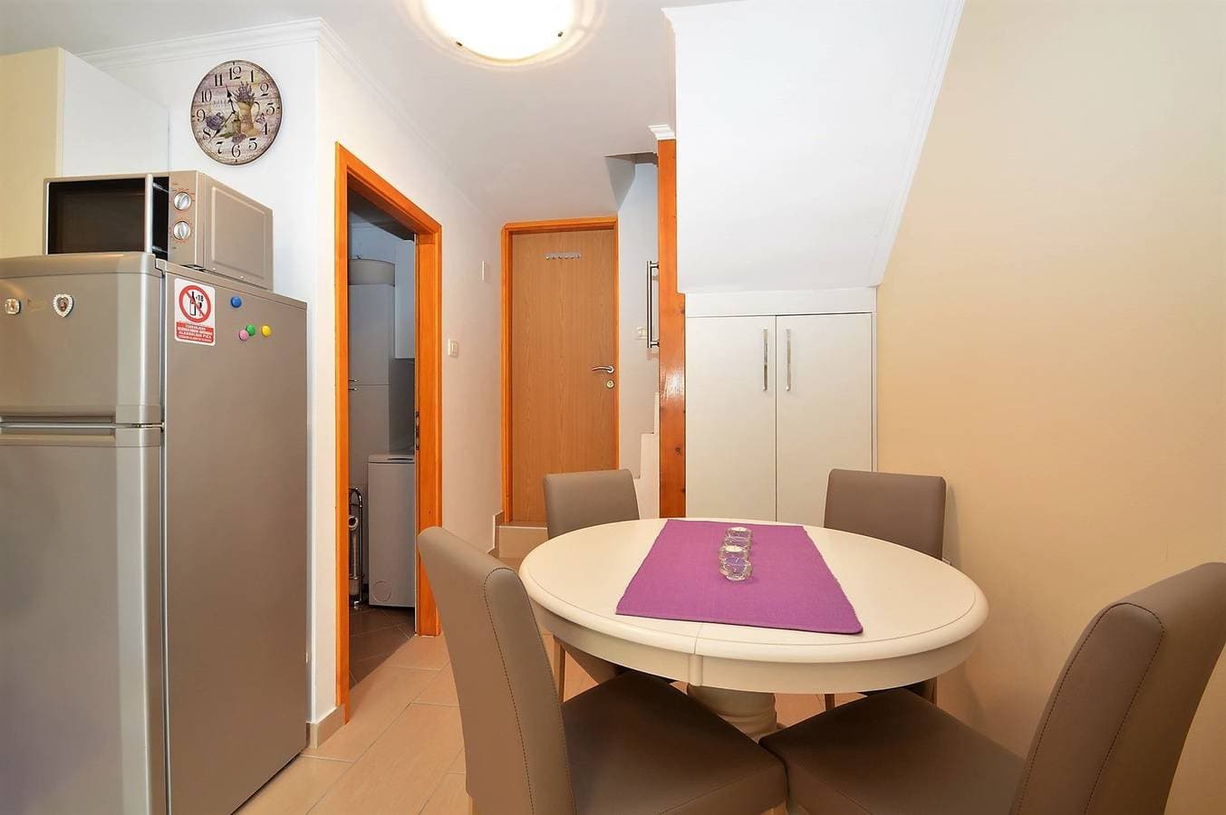 Foto 5 von 20: Das Apartment Hrasta 1 ist eine Unterkunft in Hrasta auf der Insel Cres, 43 km von Mali Lošinj entfernt. Die Wohnung ist ideal für eine Familie oder eine Gruppe von bis zu vier Personen und verfügt über zwei Schlafzimmer, eine Küche, ein Wohnzimmer, ein Esszimmer, ein Badezimmer mit Badewanne und eine Waschmaschine. Private Parkplätze stehen vor der Wohnung zur Verfügung.