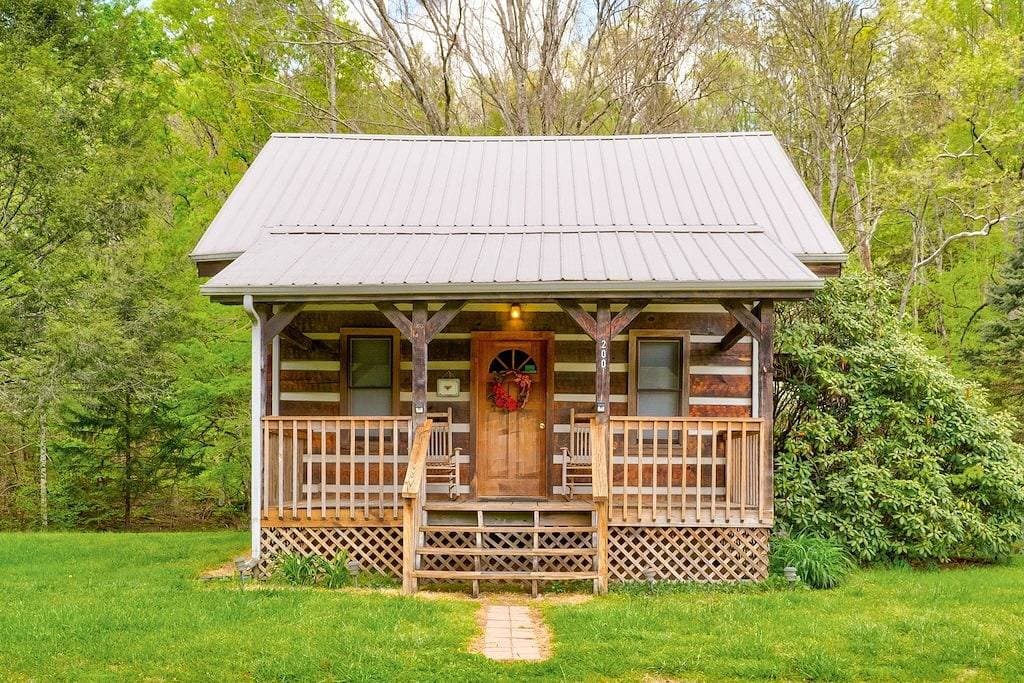 Foto 12 von 45: Vor Liebe platzende Herzen (Romantic Creekside Retreat)