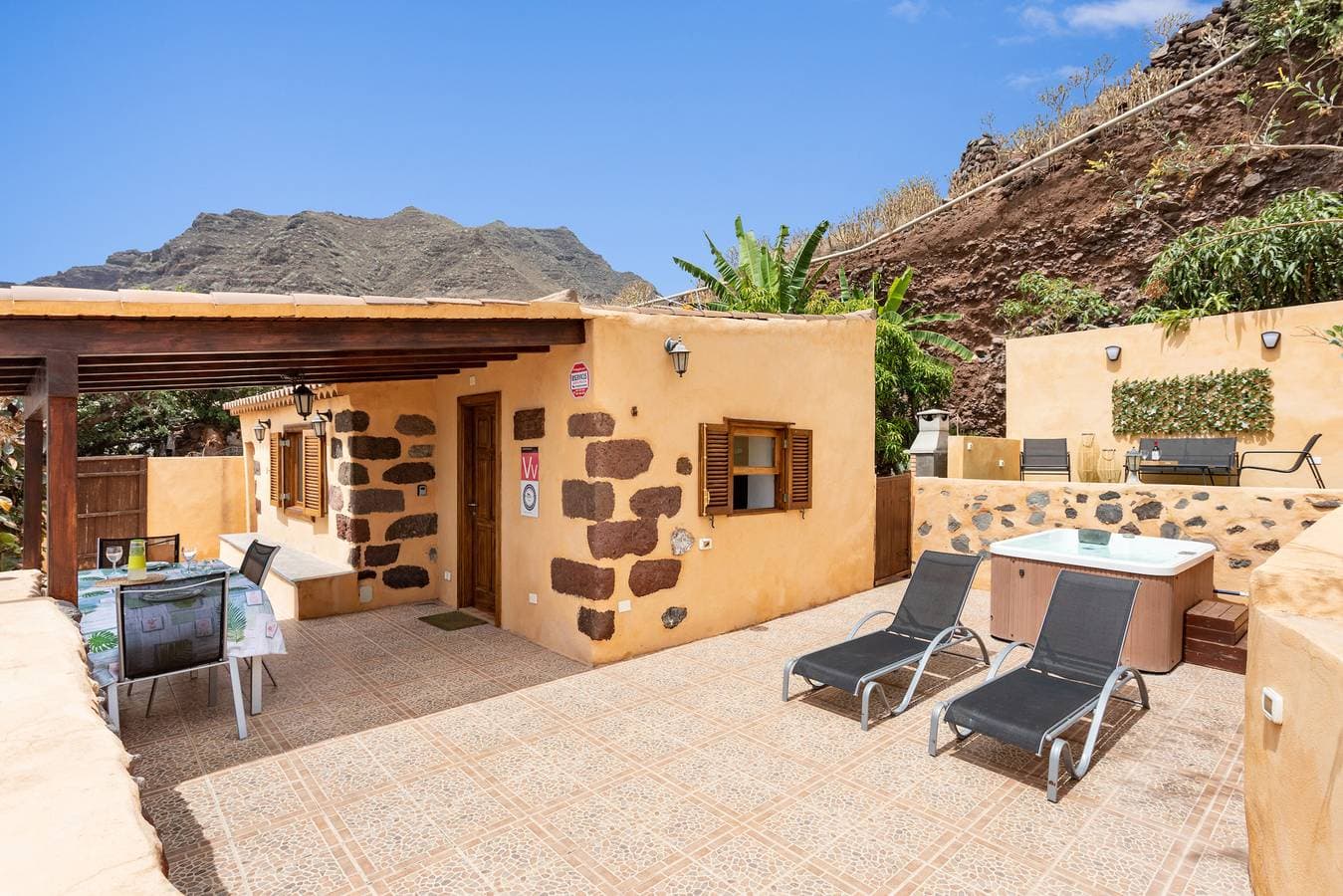 Foto 2 von 34: Häuschen mit Jacuzzi, High Speed Wifi, Smart-TV, Netflix und BBQ