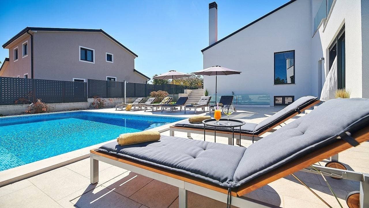 Foto 9 von 40: Elegante Villa Dolcea mit Swimmingpool