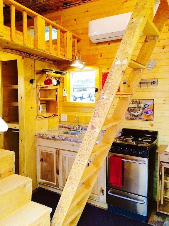 Foto 10 von 28: Shiner Shack Cabin. Ein rustikales Erlebnis in großartiger Lage mit privatem HotTub!