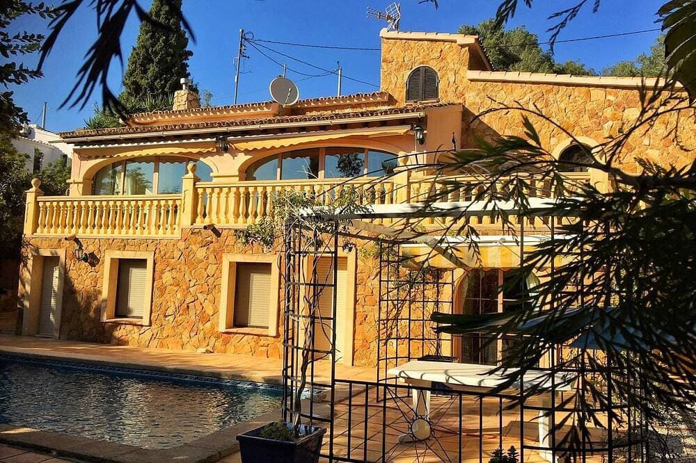 Authentische Villa, Klimaanlage, sehr privat, WIFI, tropischer Garten, privates Schwimmbad, in der N... 1