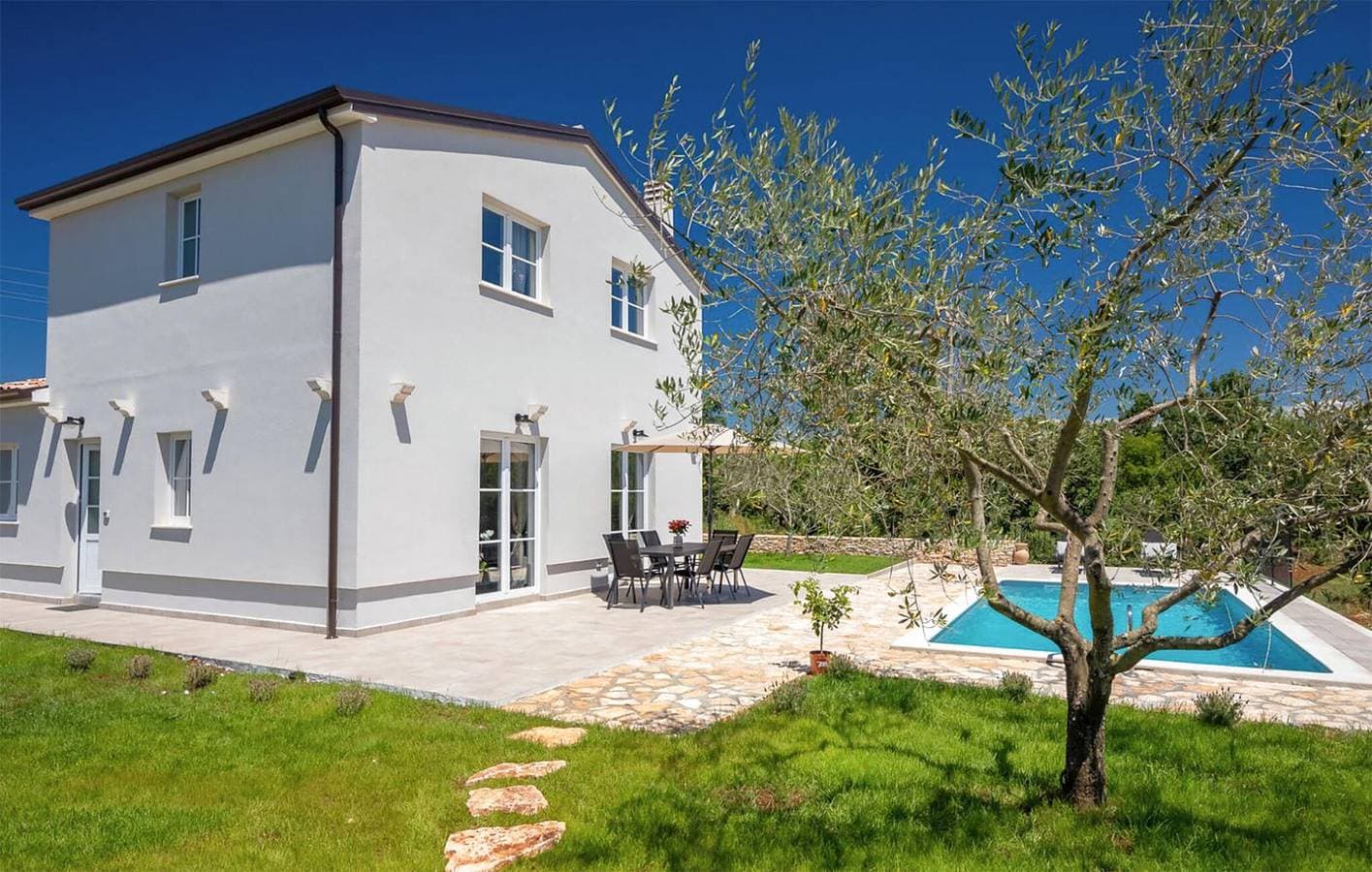 Charmante 2-Zimmer-Wohnung mit Terrasse und guter Infrastruktur in der Nähe von Montrin 1