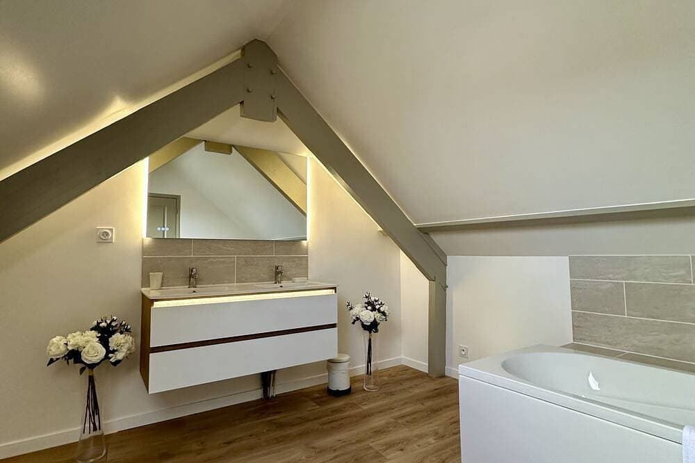 Foto 10 von 30: Villa-Superior-Ensuite mit Badewanne und Dusche-Meerblick