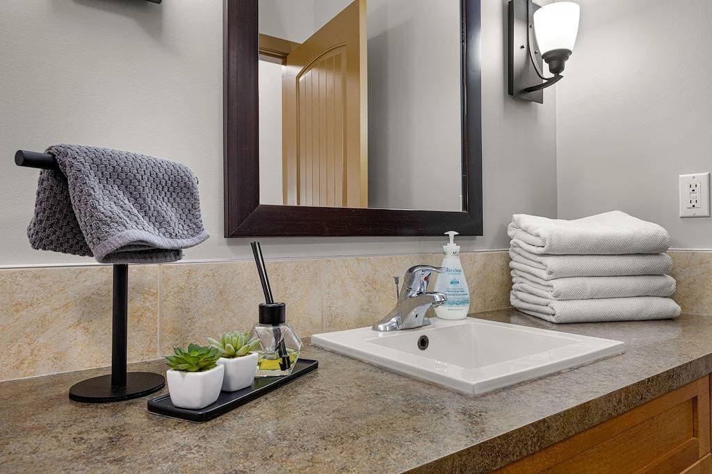 Foto 6 von 31: Cozy Rocky Mountain Getaway with Hot Tub! Pet Friendly & Newly Updated!