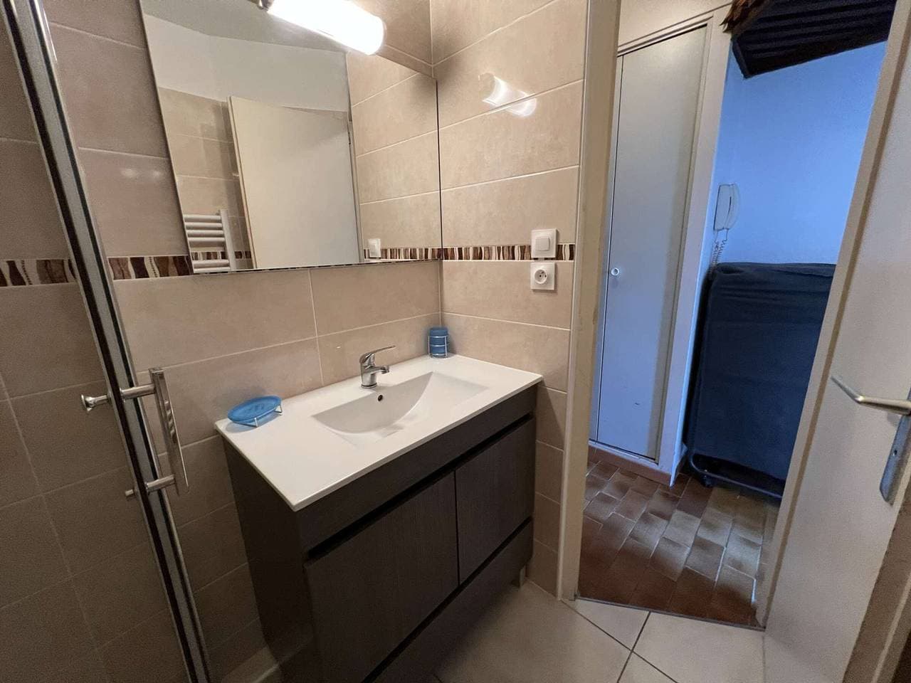 Foto 11 von 13: Studio im Zentrum mit Swimmingpool, Balkon und Strandnähe