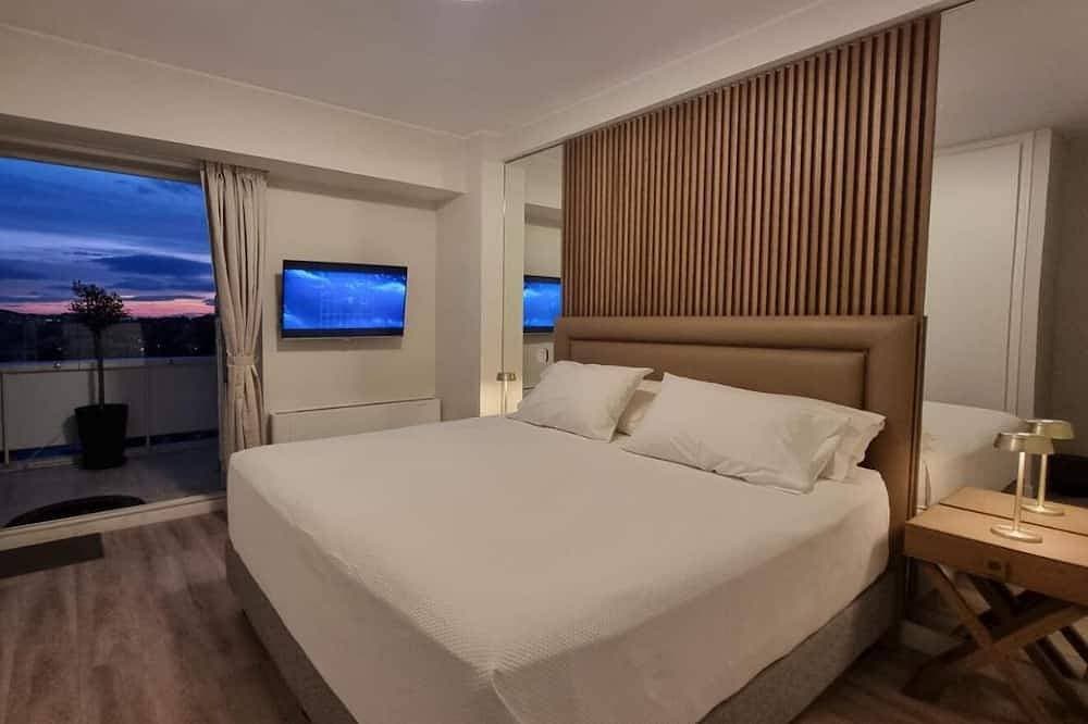Foto 4 von 30: One 360 Skyline Athens - Penthouse Apartment with private Skyview Jacuzzi