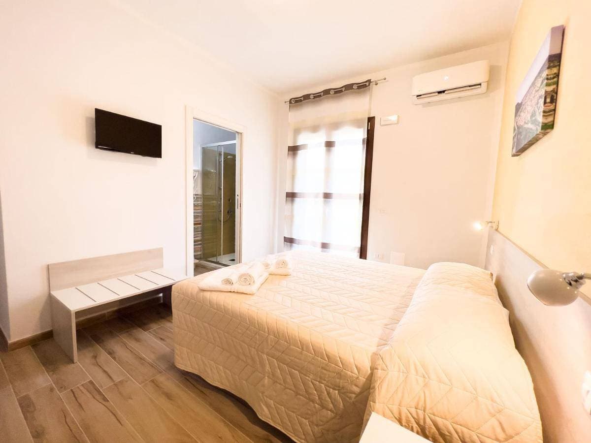 Foto 4 von 15: Twin Room with Private Bathroom