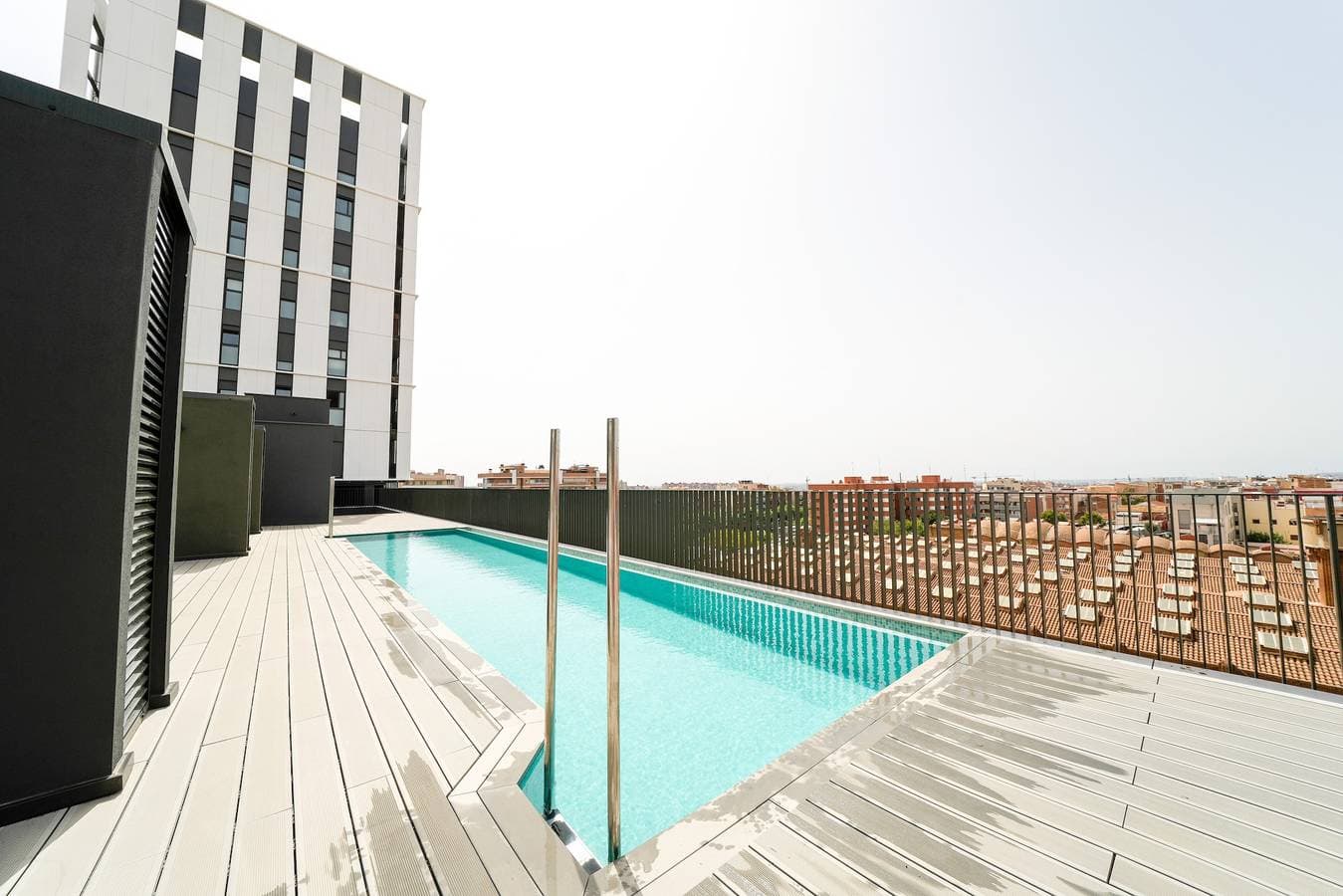 Foto 13 von 36: Ferienwohnung „Sonnenuntergänge & Pool in Barcelona“ mit Balkon, Gemeinschaftspool & WLAN