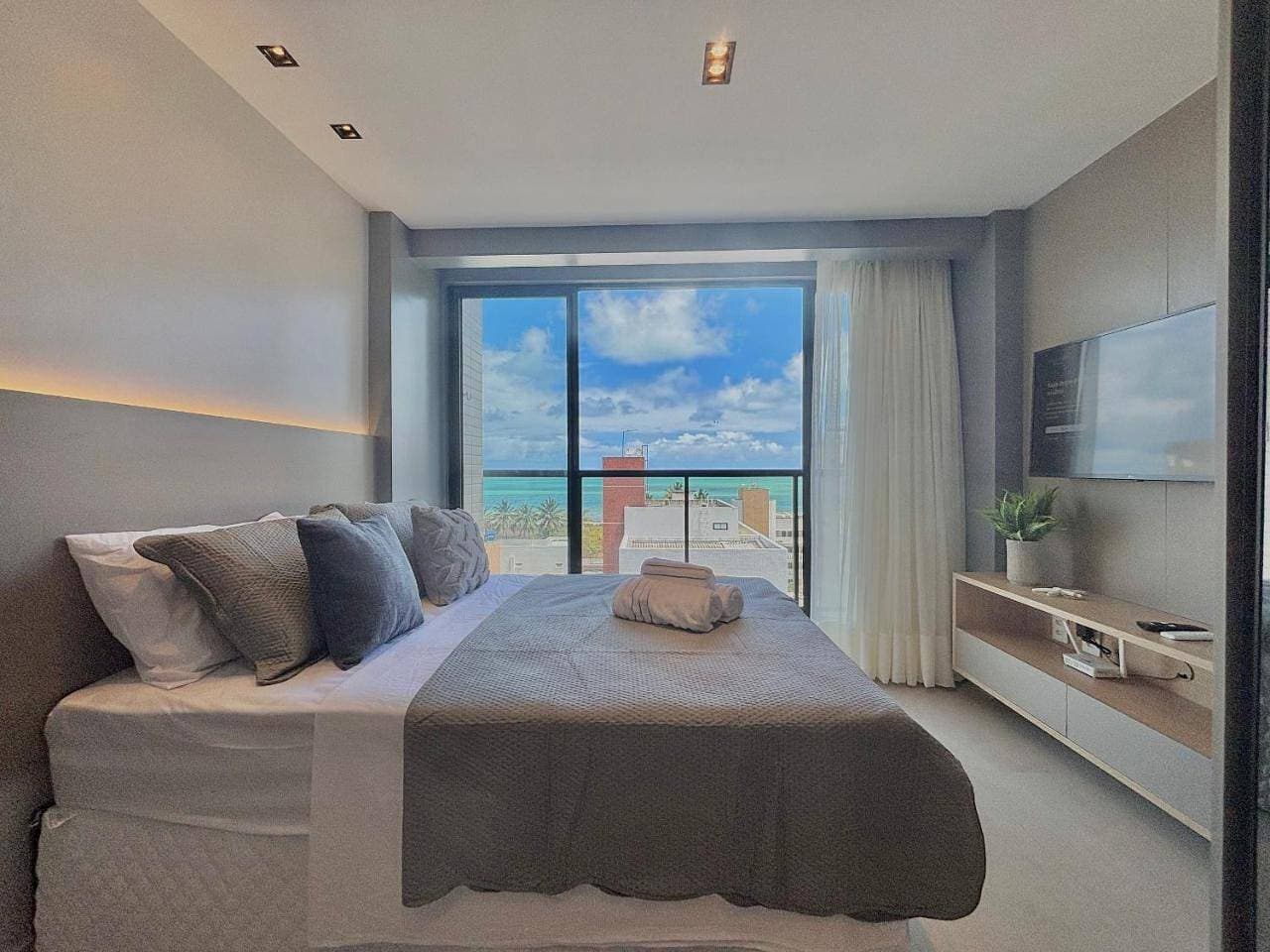 Foto 6 von 10: One-Bedroom Apartment with Balcony and Water View