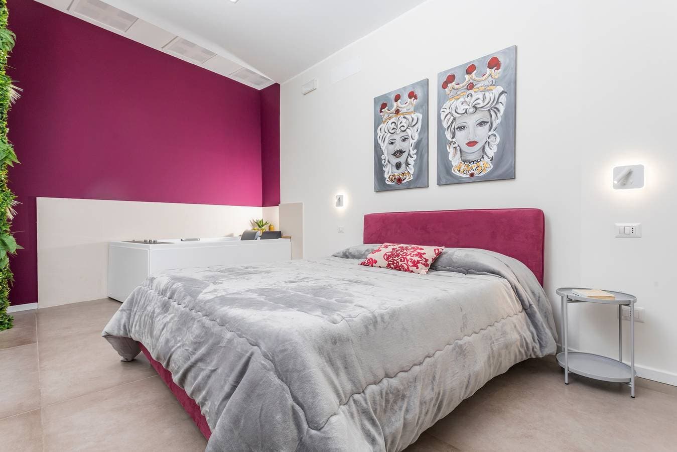 Foto 4 von 23: Apartment 'Taormina Center Suite' mit Whirlpool im Zimmer im historischen Zentrum