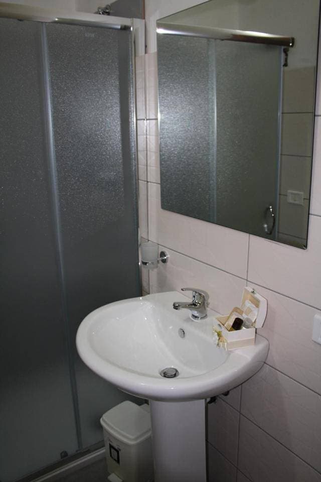 Foto 10 von 12: Double Room with Private Bathroom