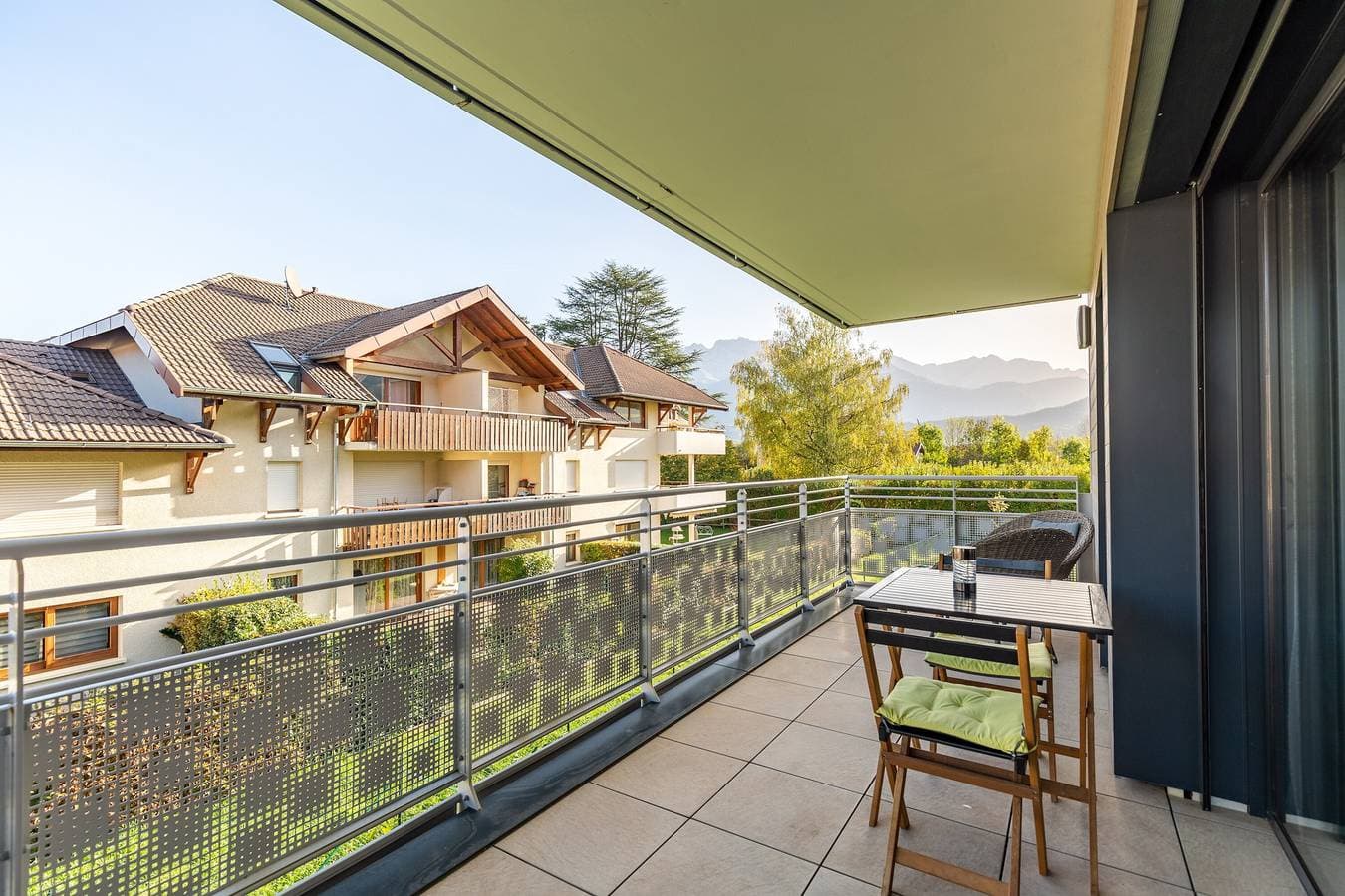 Foto 2 von 21: Großes Studio am Seeufer mit Bergblick, Terrasse und WLAN