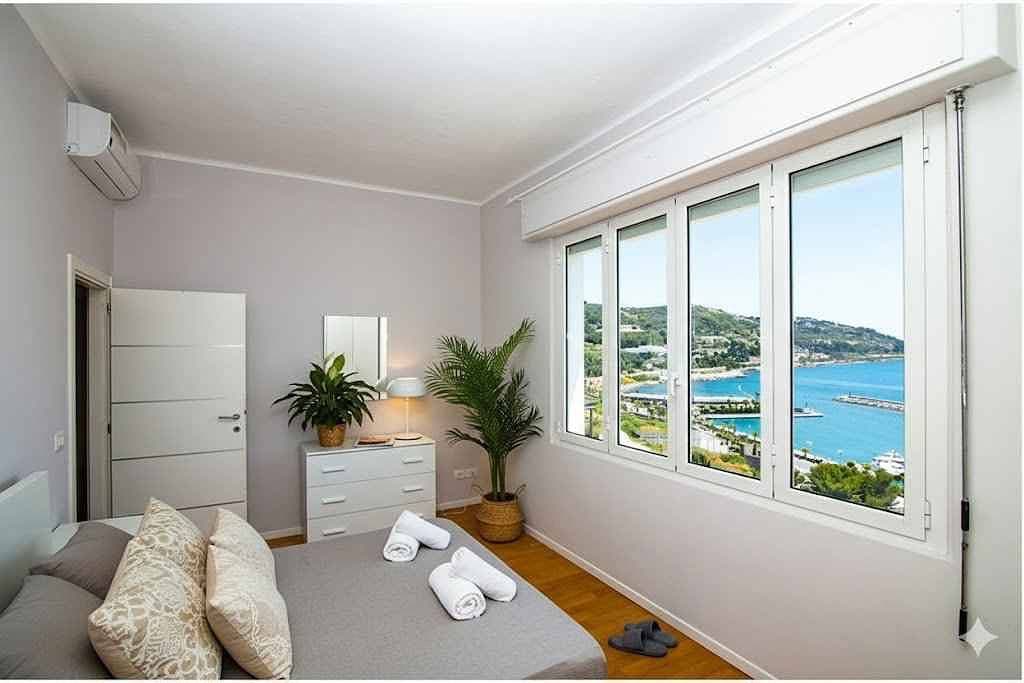 Foto 10 von 21: Ferienwohnung mit Klimaanlage und Balkon mit Meerblick