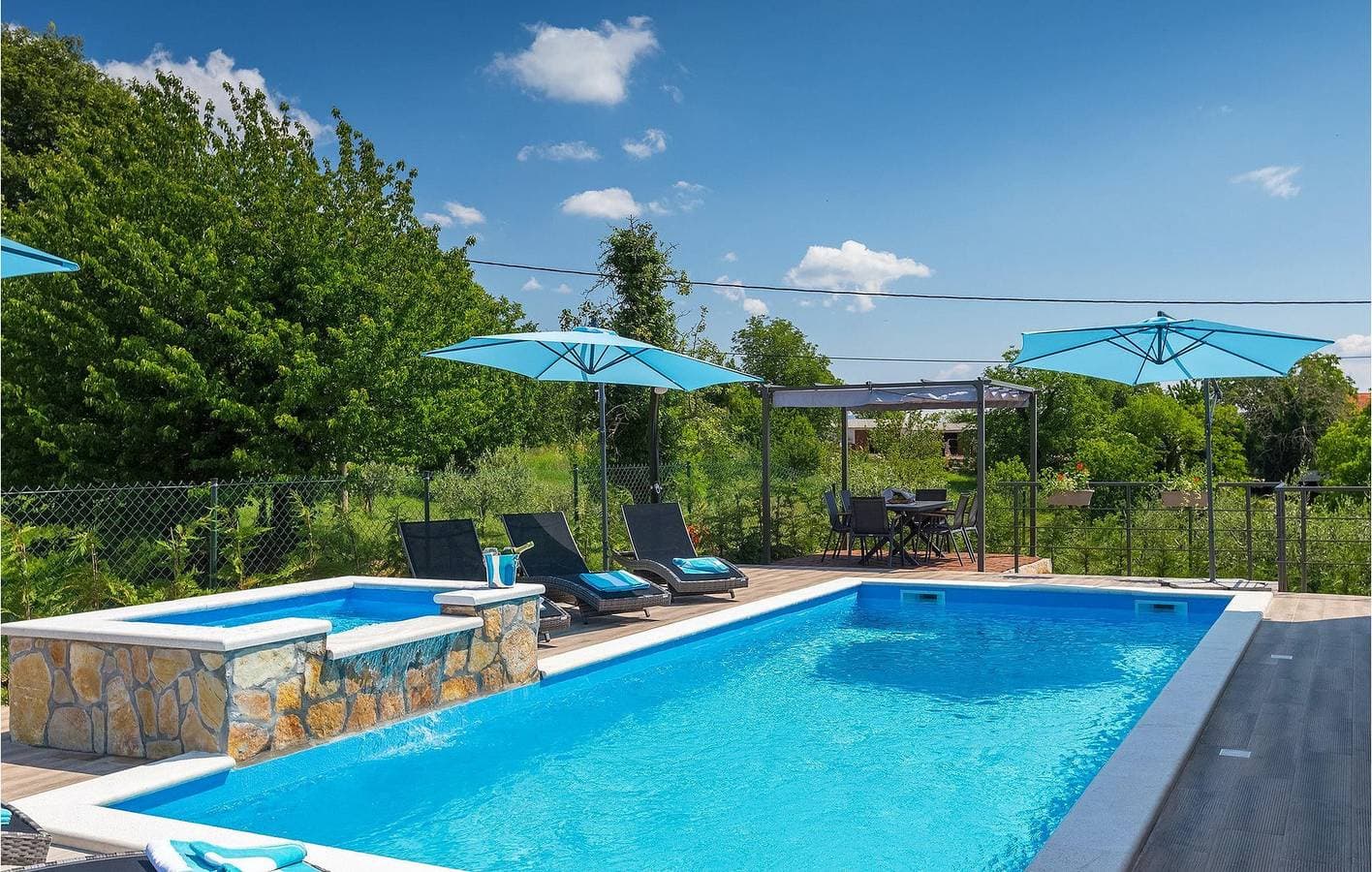 Foto 4 von 46: Geräumige 150 m² große Wohnung mit Pool, WLAN und Parkplatz in Koromani