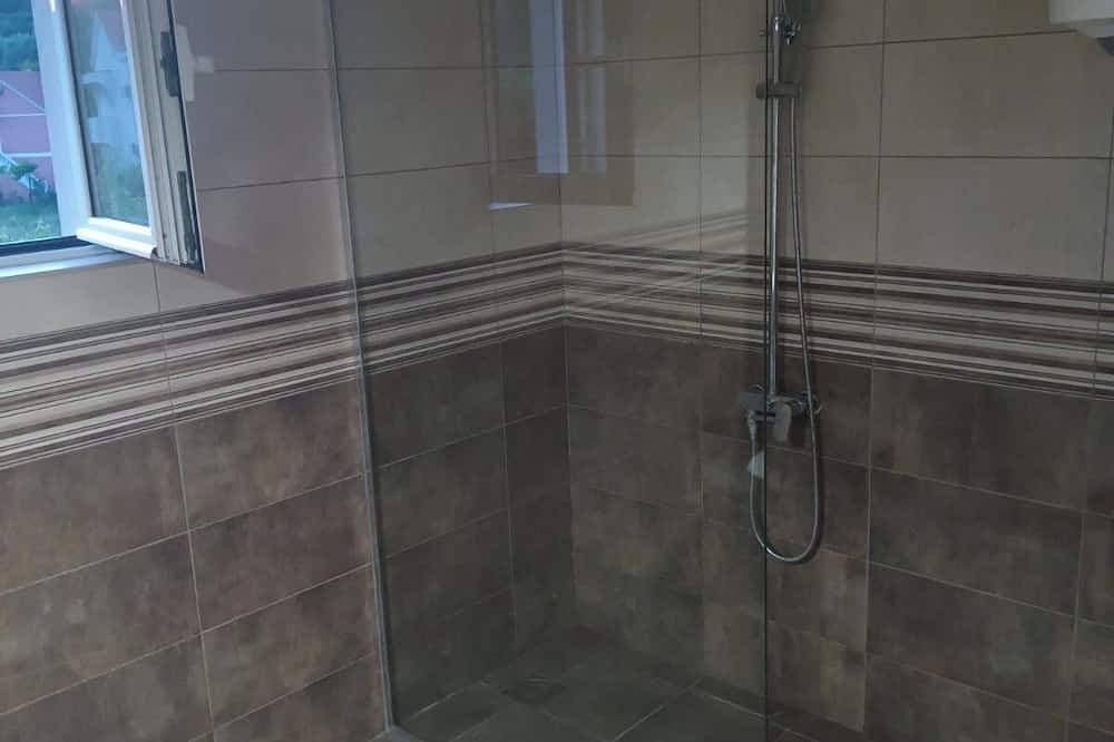 Foto 3 von 12: The modernly equipped villa is located in a quiet and green environment.