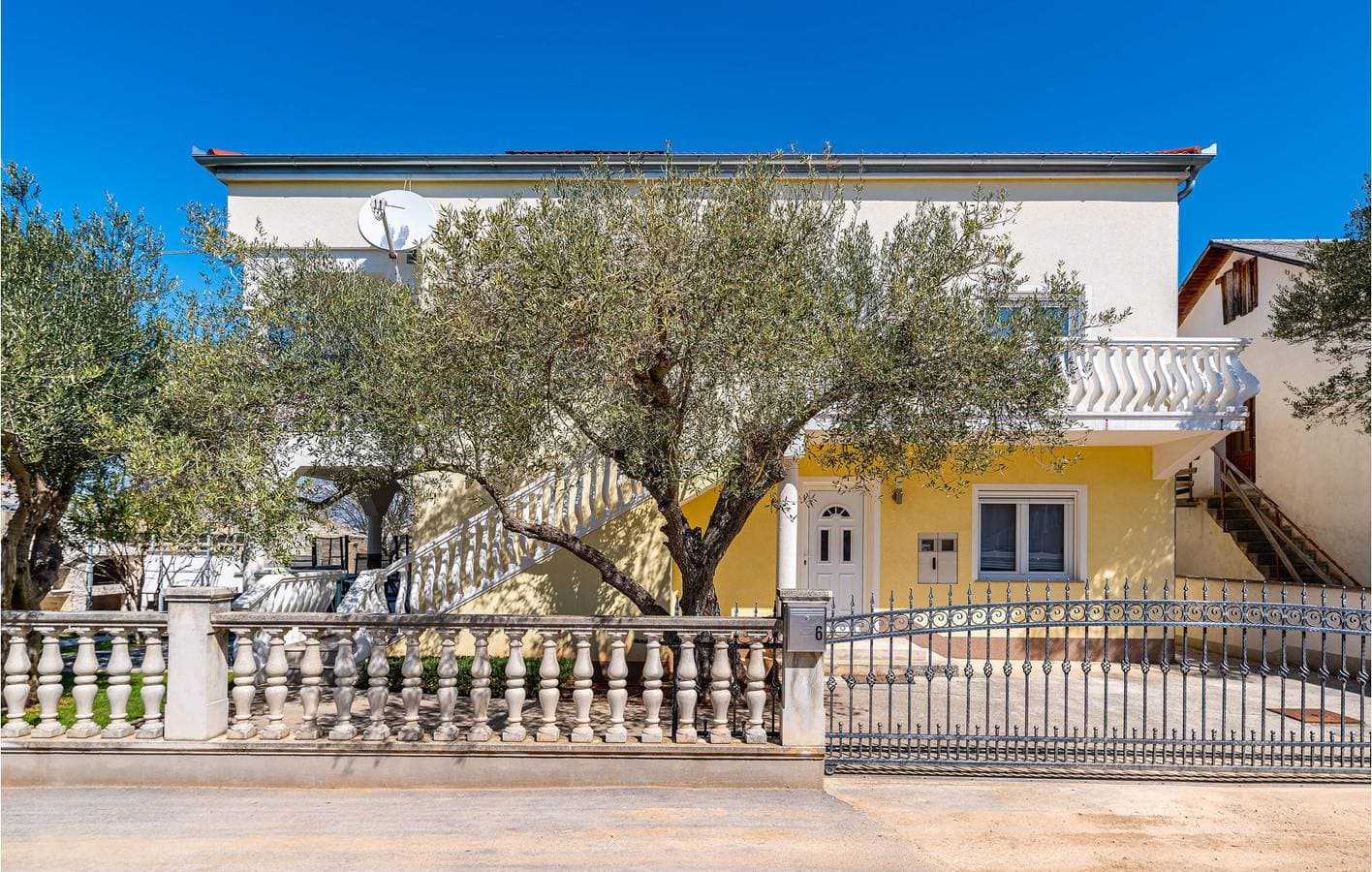 Foto 12 von 32: Gemütliche 75 m² große Wohnung mit Pool, Terrasse und nur 400 m von der Küste entfernt