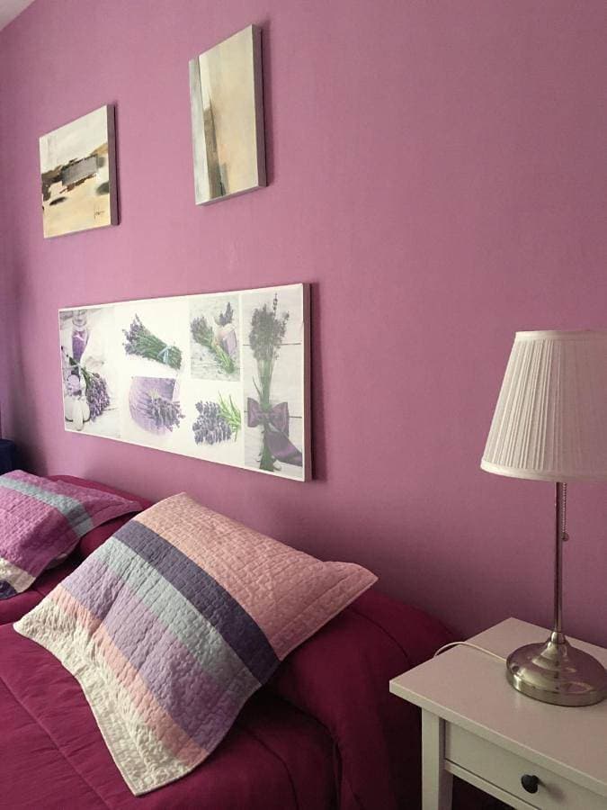 Foto 4 von 14: Family Room with Private Bathroom