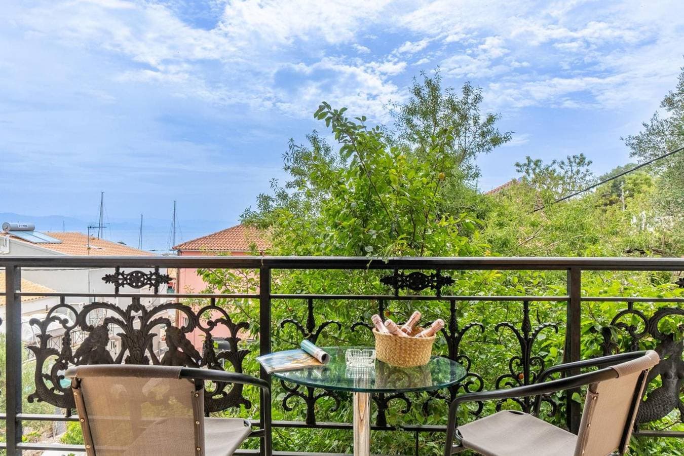 Ithaki Apt 1
