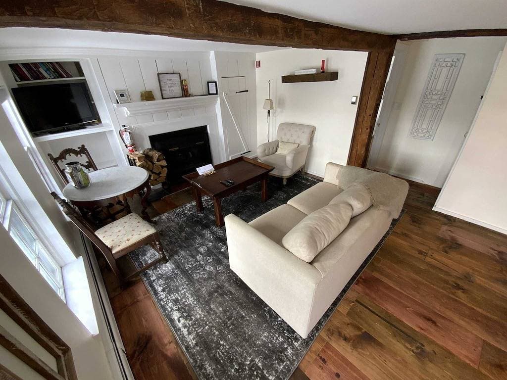 Foto 13 von 20: Deluxe King Suite, Living Room w/sofa bed & fireplace