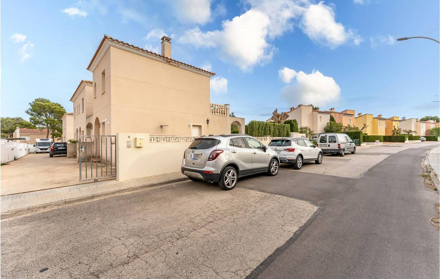 Foto 2 von 37: 68 qm Wohnung mit AC, Parkplatz, Pool & WiFi