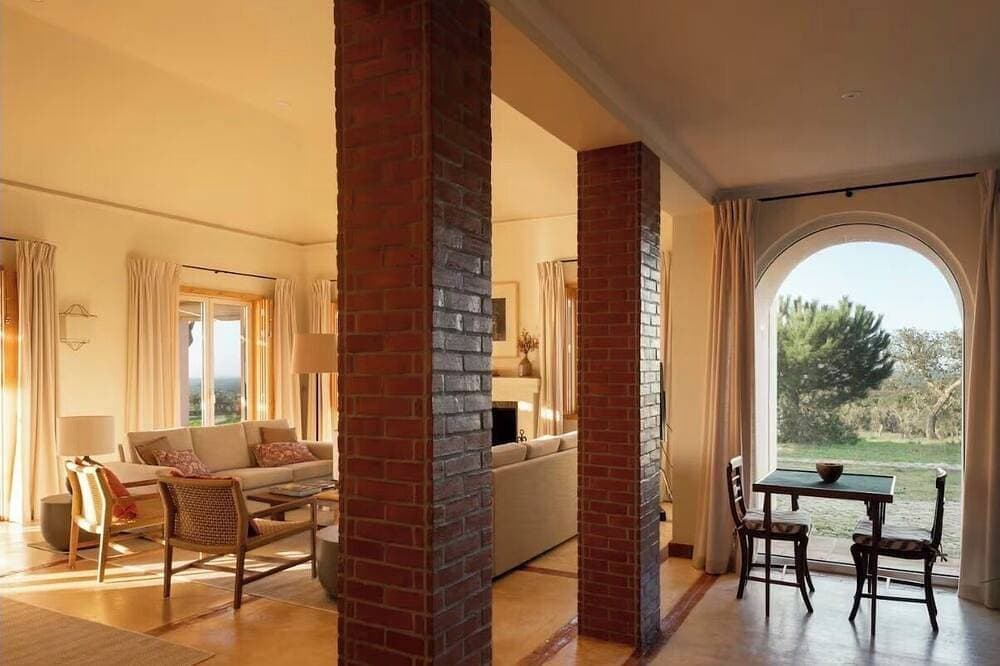 Foto 6 von 30: Elegant Mediterranean Villa - 6 Ensuite Bedrooms with AC - Pool - Sunsets