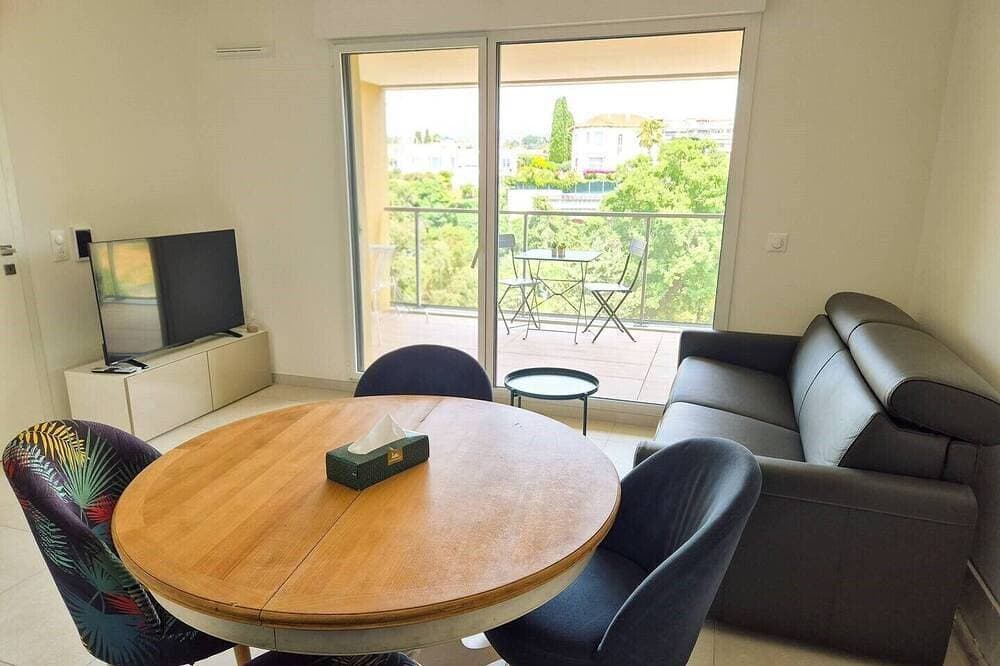 Foto 6 von 9: Modern, Brand-New Apartment with AC & Rooftop Pool – Walk to Beach & Port