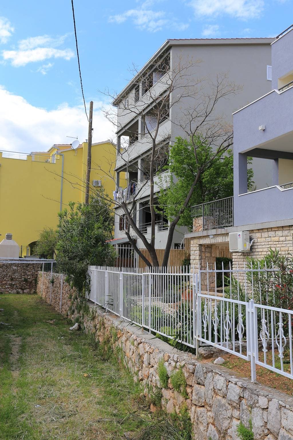 Foto 3 von 24: 1-Zimmer-Ferienwohnung mit Terrasse und Meerblick Nemira, Omis A-17039-a