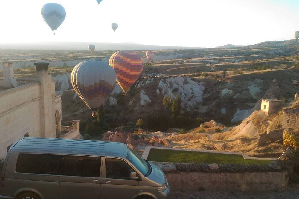 Foto 11 von 15: Cave accommodation in Cappadocia with stunning views over valleys and Mt. Argeus