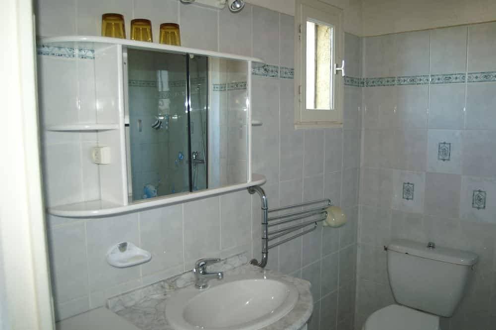 Foto 2 von 13: Mini Villa direct access to the sea 150 m, Courtyard, WIFI, Parking, closed garage