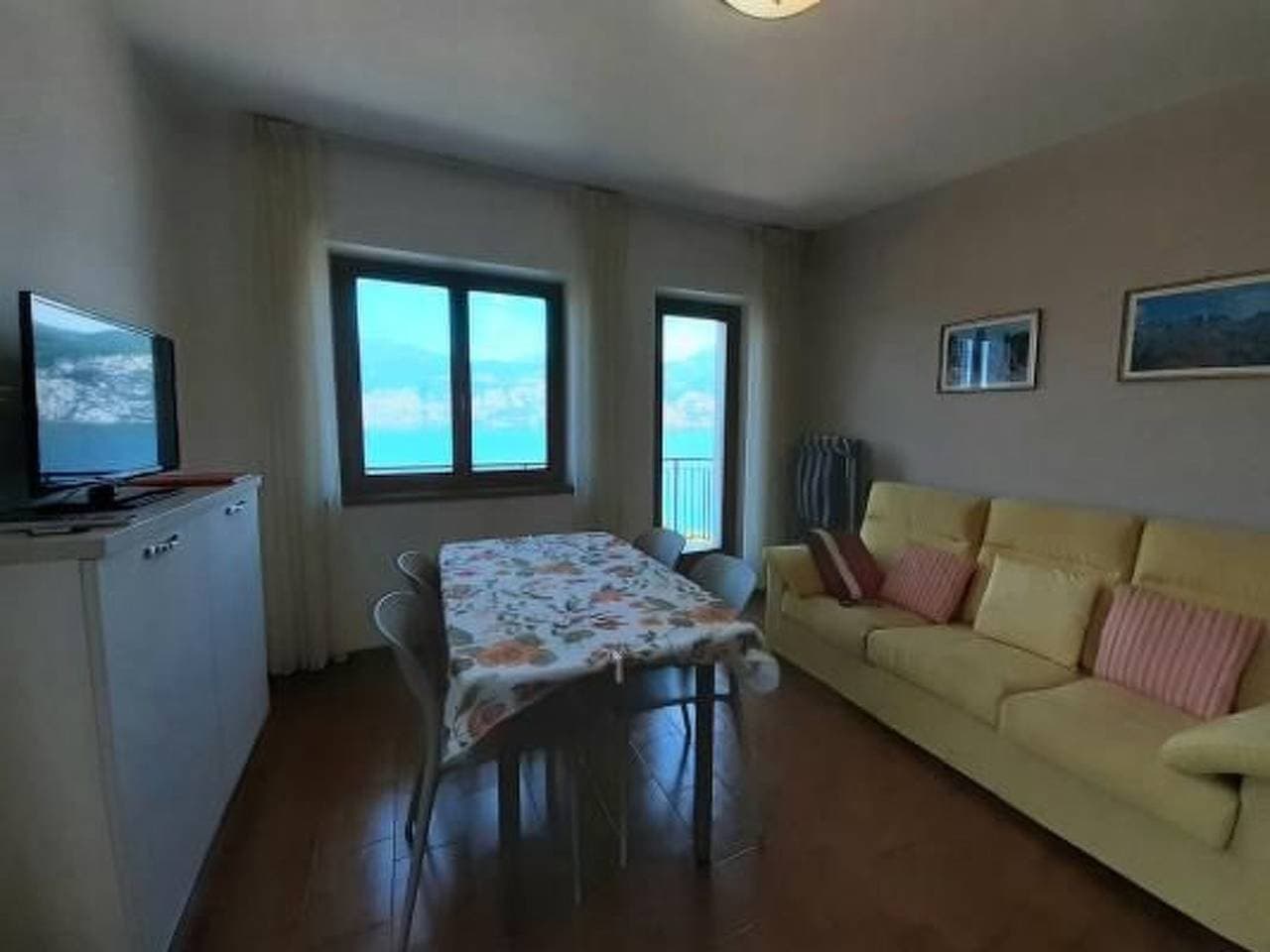 Foto 3 von 12: Zwei-Zimmer-Wohnung mit Balkon und herrlichem Seeblick