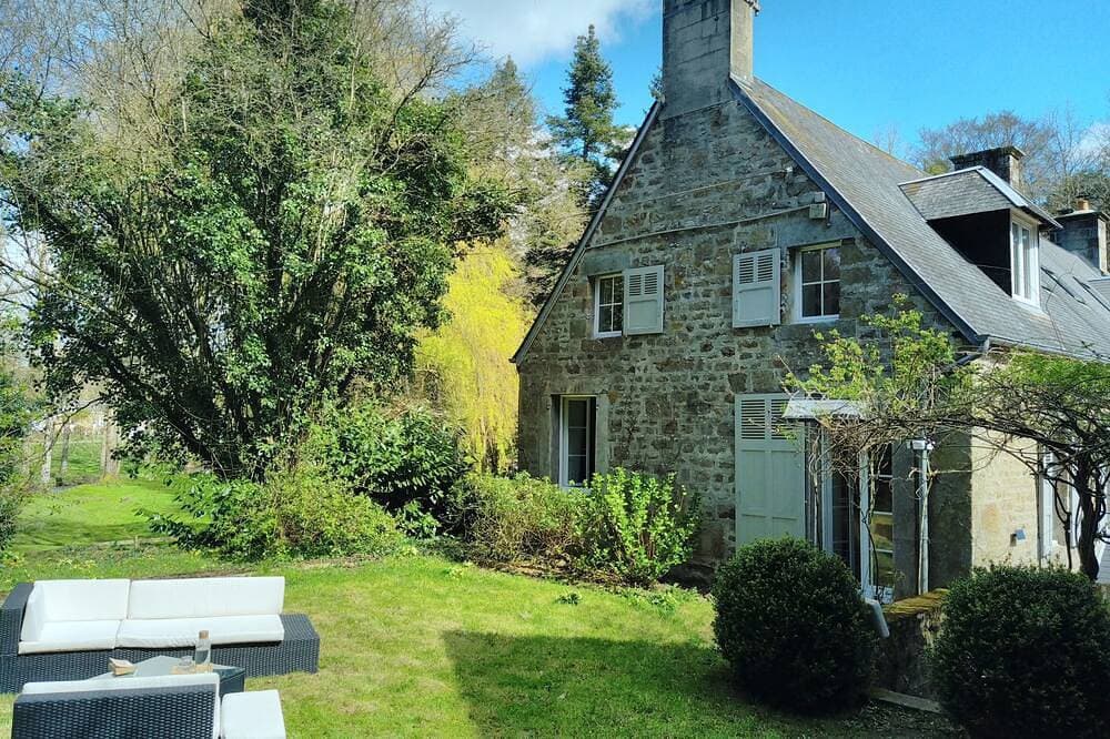 Bed and breakfast with its private garden in Suisse Normande 1