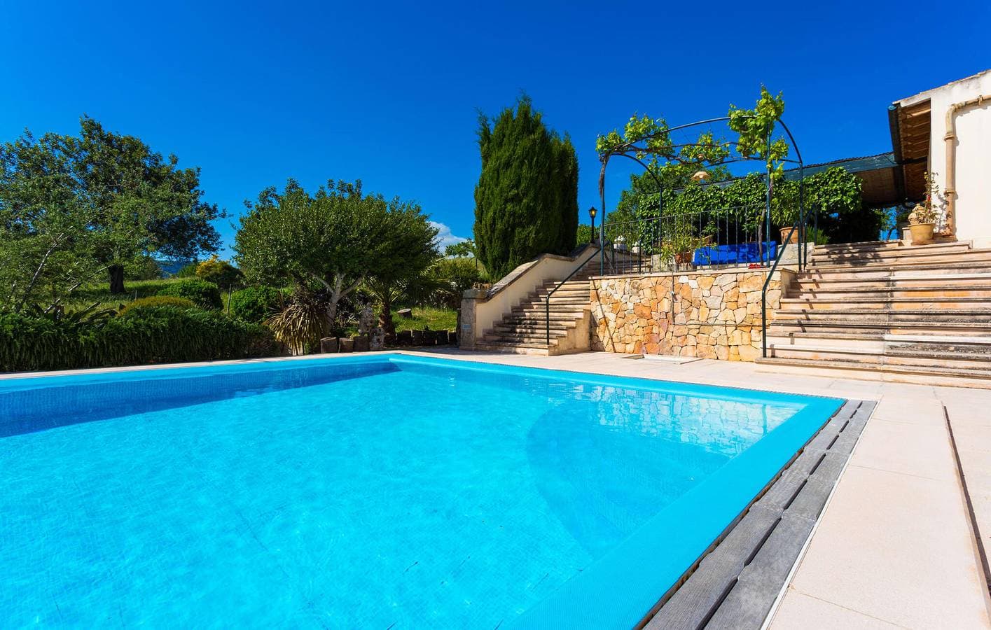 Foto 6 von 32: Modernes Apartment mit Pool, Terrasse und Küche in der Nähe des Eigentümers
