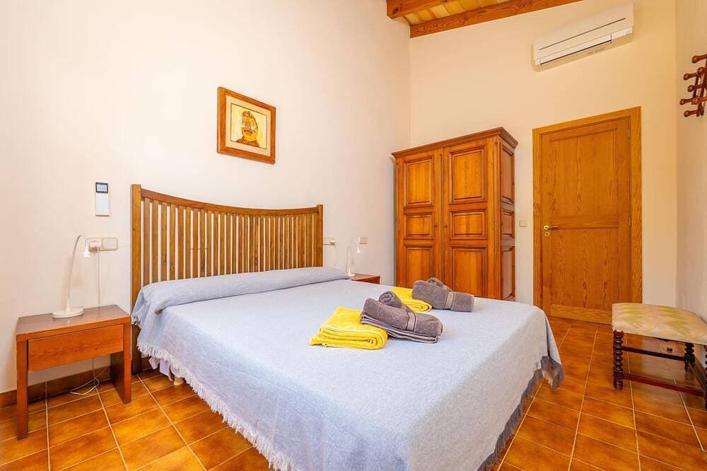 Foto 3 von 30: Can Pereó - Ferienhaus mit privaten Pool in Selva. WiFi gratis