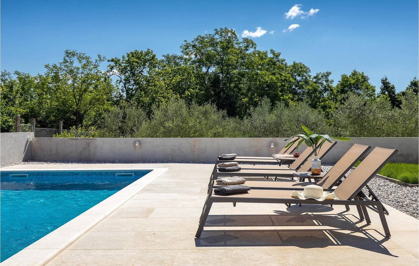 Foto 9 von 51: Gemütliche 2-Zimmer-Wohnung mit Pool, WLAN und Parkplatz in der Nähe des Restaurants Fiorini