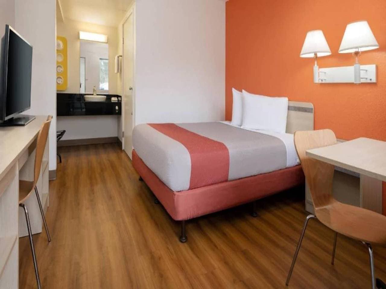 Foto 5 von 34: Geräumiges Zimmer mit 1 Queensize-Bett | Barrierefreie Dusche