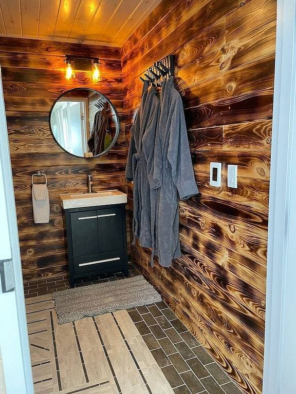 Foto 7 von 8: Eagles Nest Converted Shipping Container at Sally's Brook Wilderness Cabins