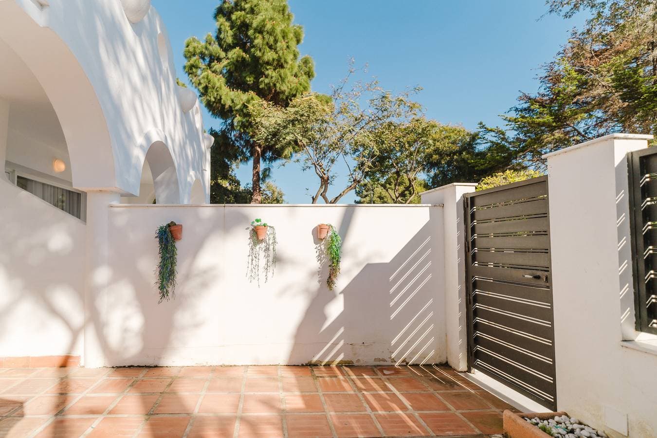 Foto 13 von 52: Sunny Marbella Townhouse with Terraces, Pool & Hotel Amenities