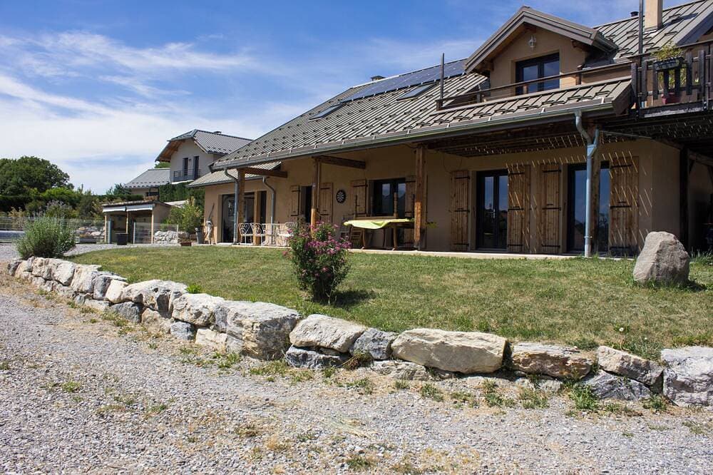 House between lake and mountains, close to resorts 1