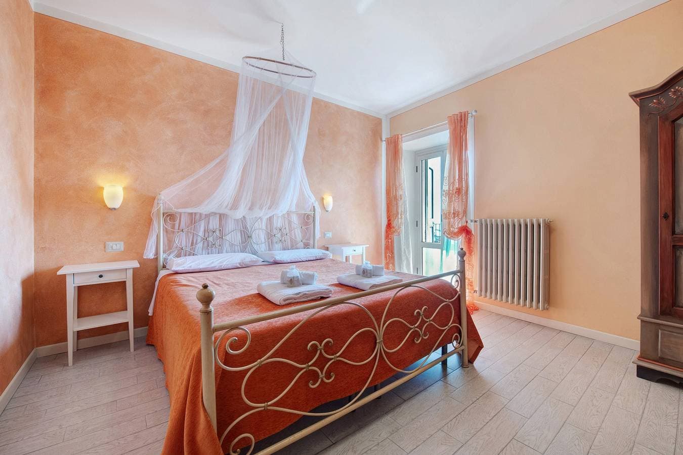 Foto 3 von 39: Bed and Breakfast 'Giardini Di Corte - Dalia' mit Seeblick, WLAN und Klimaanlage