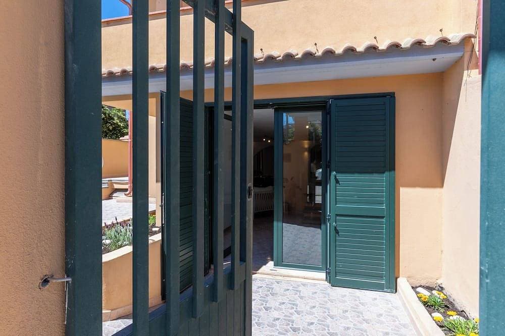 Foto 11 von 30: Just 50 steps from the beach: Vacation Home for 9 Guests & BBQ
