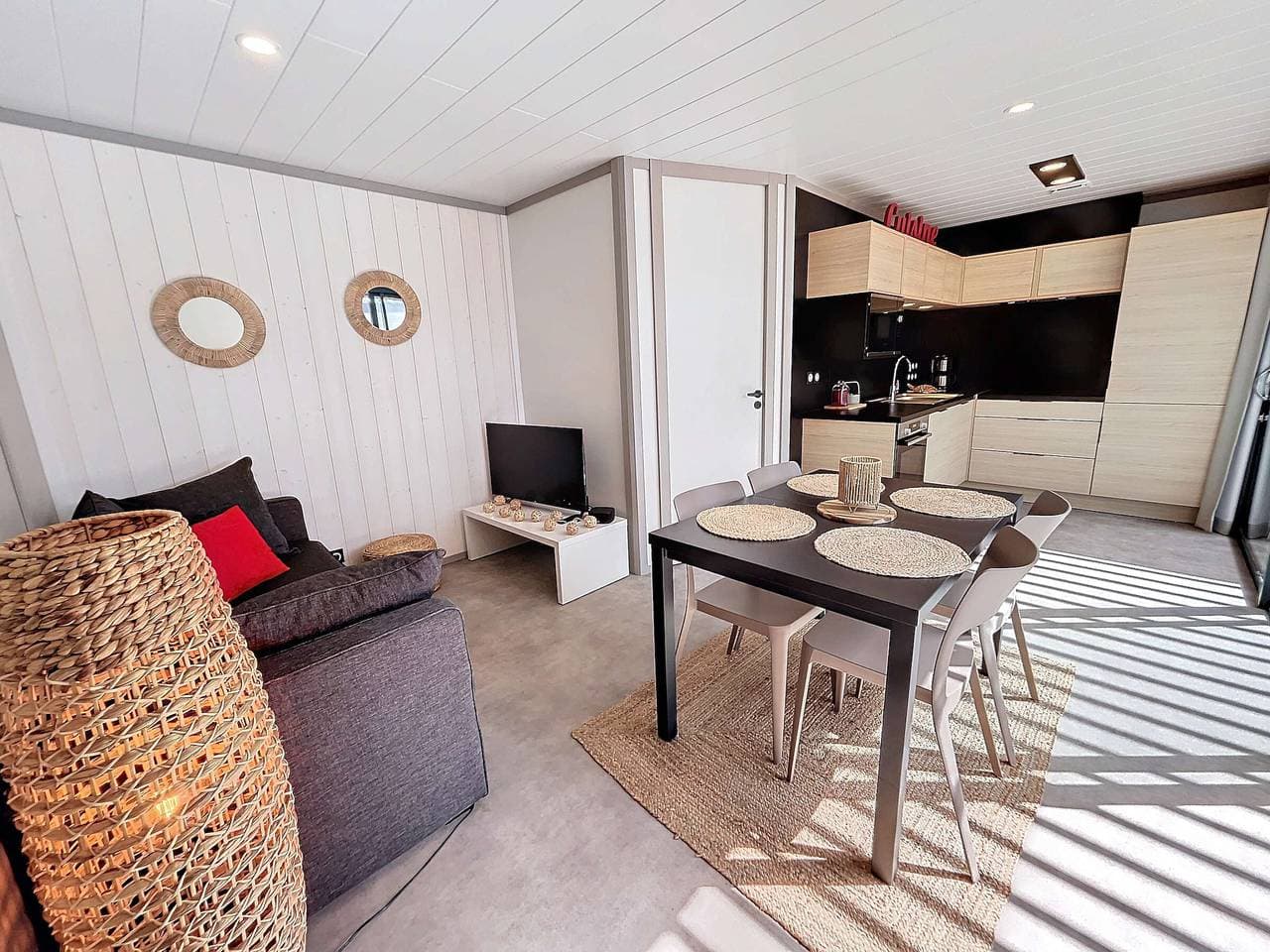 Foto 3 von 34: Gemütliches Ferienhaus mit beheiztem Pool, 4 Schlafplätze und privater Terrasse