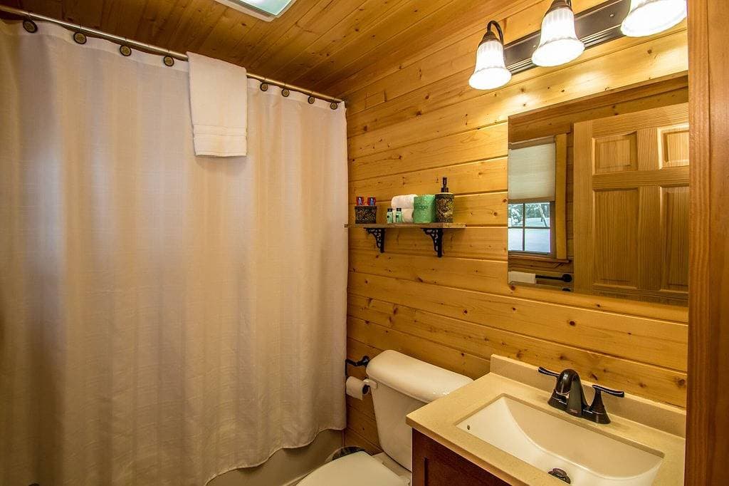 Foto 6 von 8: Serene Lakefront Cabin