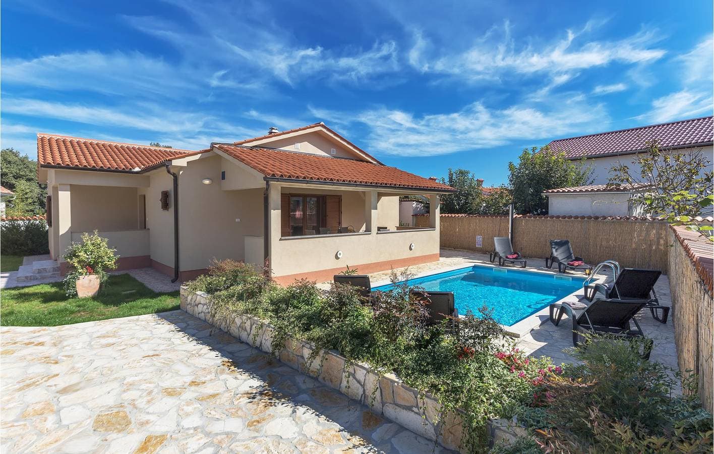 Foto 2 von 42: Geräumige Ferienwohnung mit Pool, Terrasse und WLAN – 1 km vom FKK-Strand entfernt