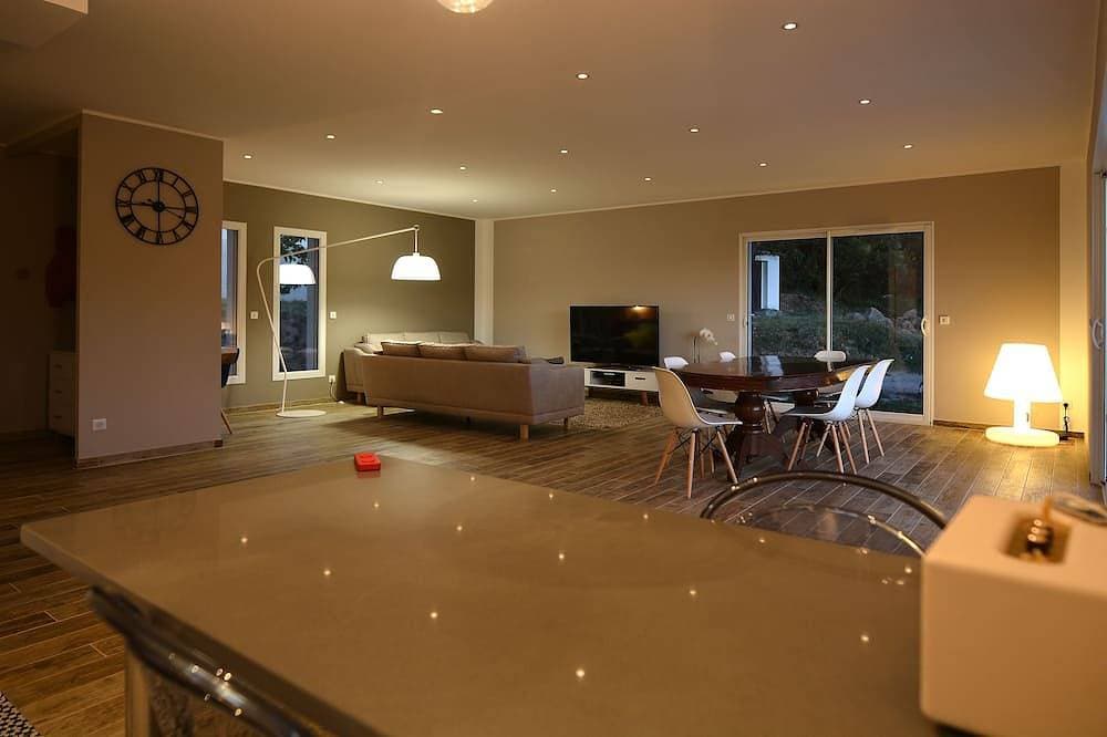 Foto 9 von 26: Neue Villa mit Pool mit Blick auf einen Hektar Land mit Blick auf den Weinberg
