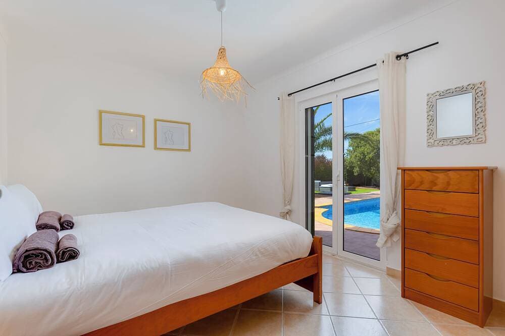 Foto 10 von 30: Rustic Chic Villa with solar heated Pool five minutes from the beach!