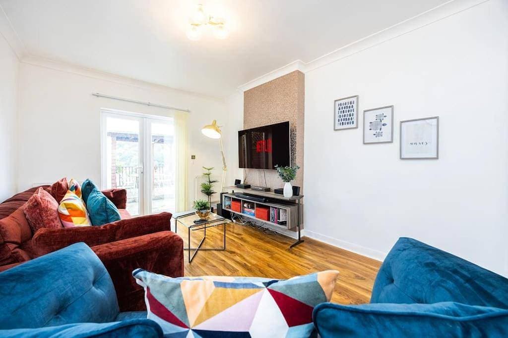 Large 4 Bed House Sleeps 8 Perfect for Leisure & Contractors 1