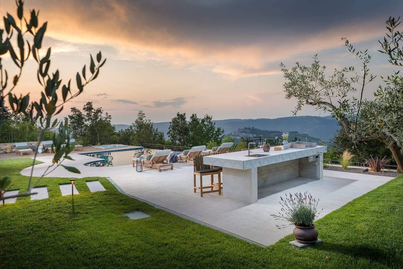 Foto 2 von 72: Villa Clara – Eine atemberaubende Oase des Luxus mit großem Pool, Wellness, Spielzimmer, Fitness und atemberaubender Aussicht auf Motovun