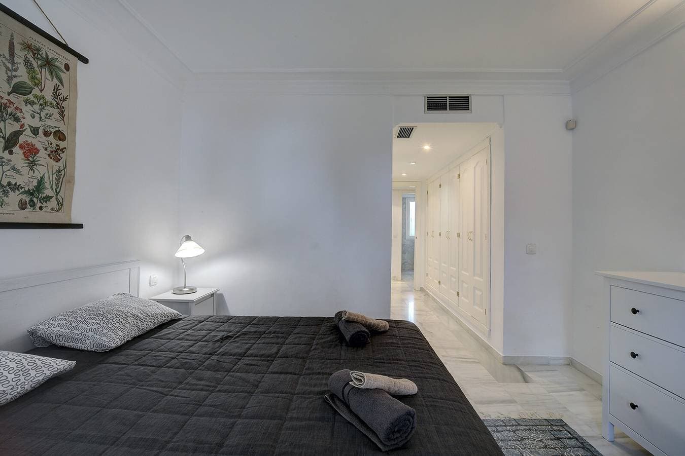 Foto 10 von 20: Apartment 'Wunderschön Neu Renovierte 3-Zimmer-Wohnung' mit Bergblick, WLAN und Klimaanlage